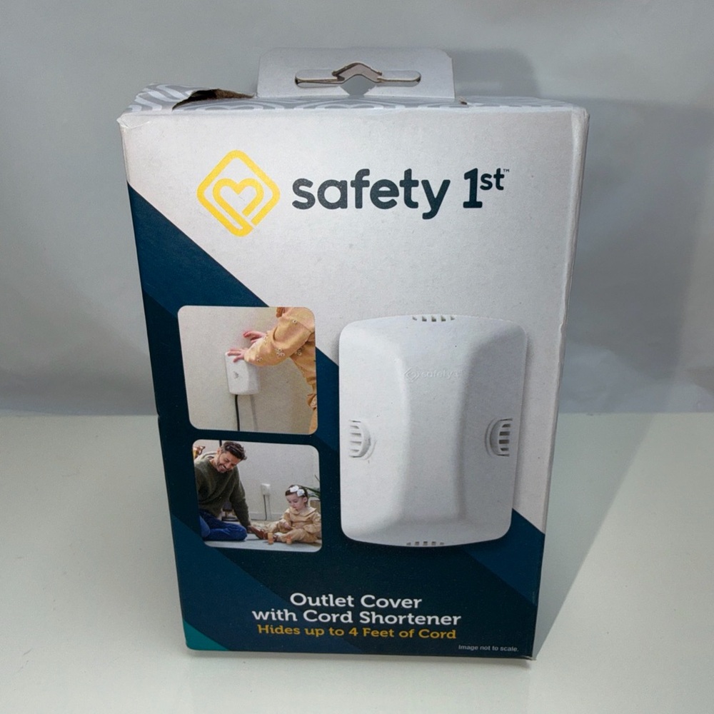 Safety 1st White Outlet Cover with Cord Shortener